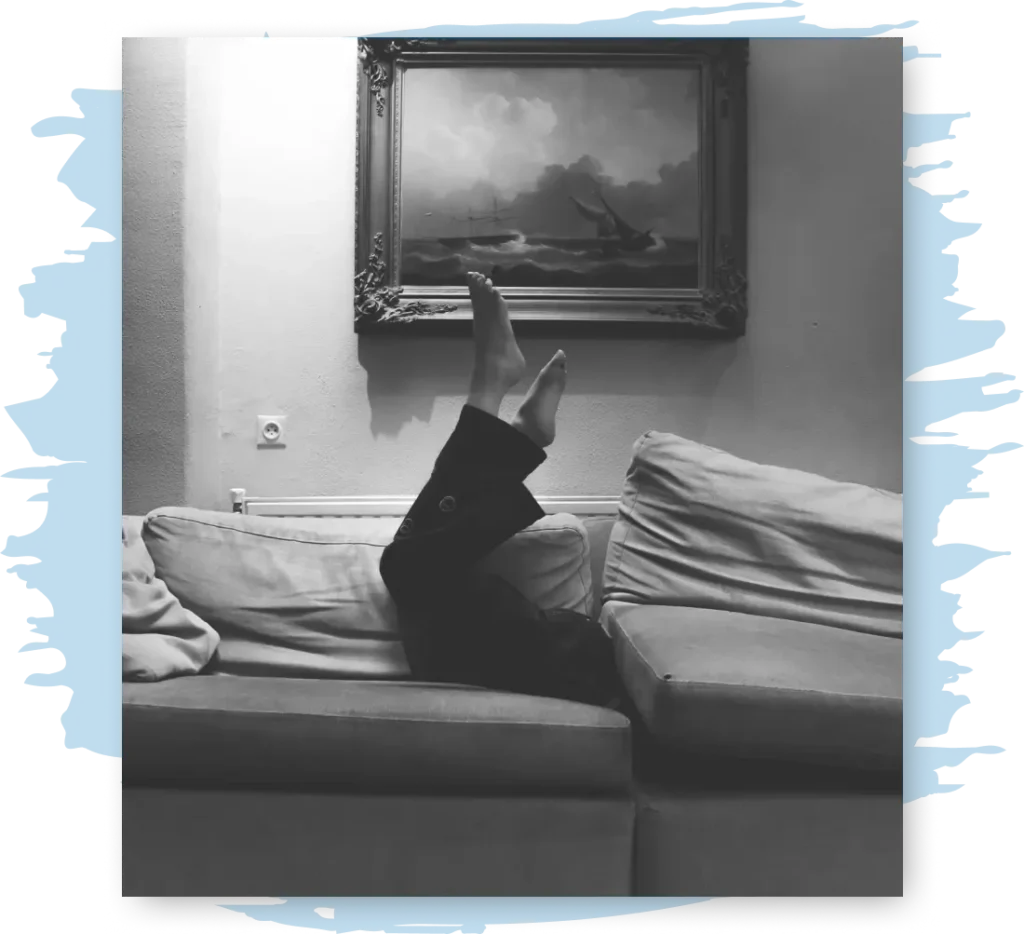 Image from "Wat zegt u?" or "What Do You Say?" showing two legs emerging from between couch cushions.